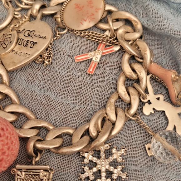 RETIRED 2005 Juicy Couture Winter Bracelet. Excellent Condition!! - Picture 4 of 4